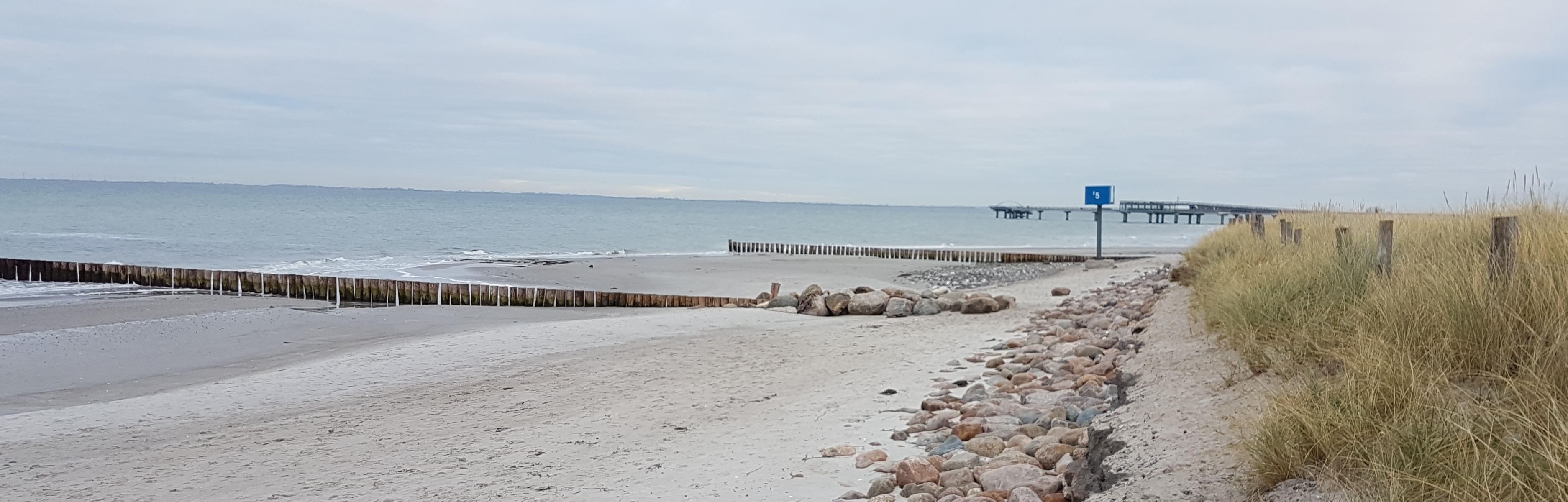 Blick vom Strandaufgang westlich von Turm 5 nach Osten. Darüber berichtete auch die LN. Der aufgespülte Sand war längst vor dem Schadensereignis 04./05. Jan. 2016 verschwunden. Ein großer Erfolg, so Herr Eggers... 